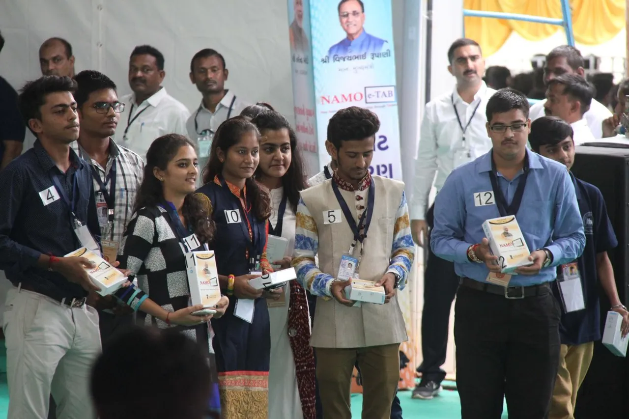 NAMO e Tab to students in Vadodara