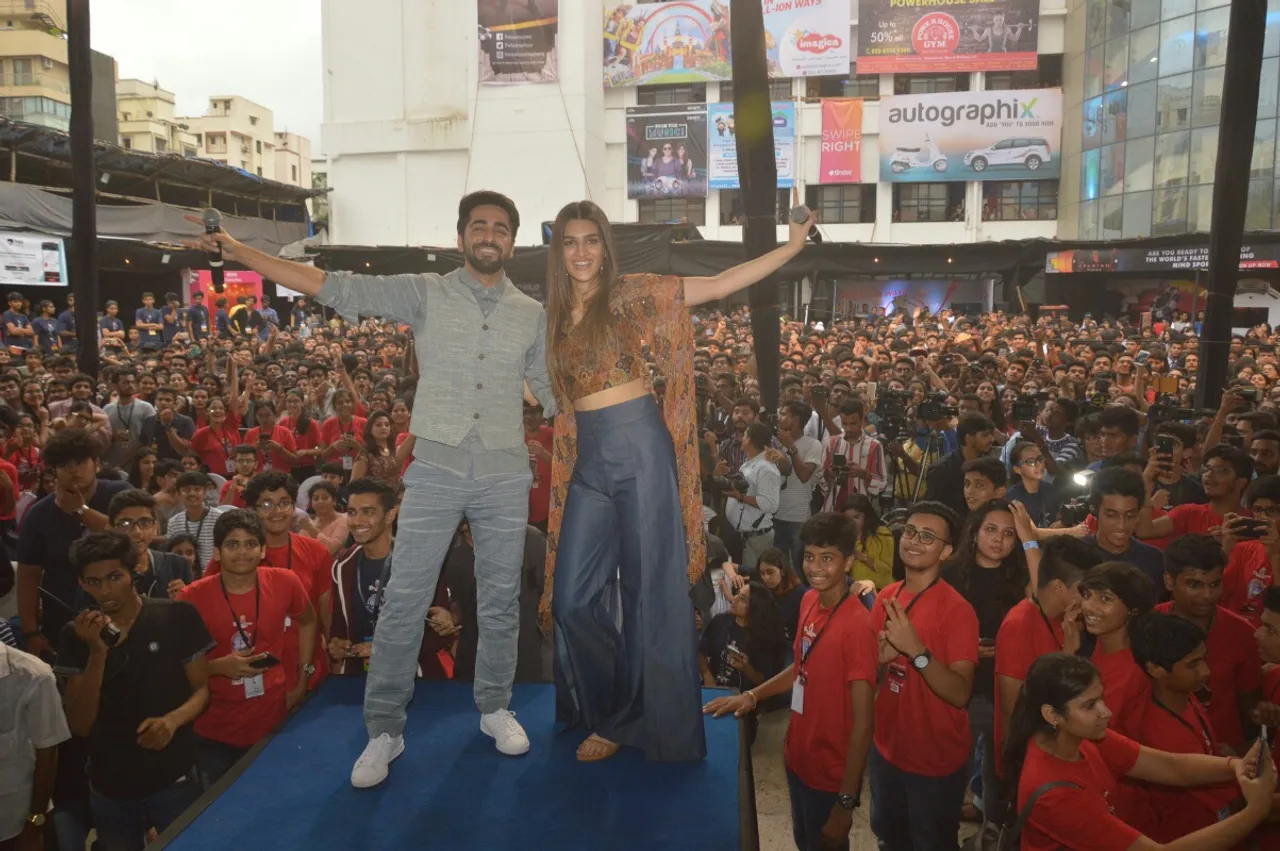 Kriti Sanon and Ayushmann Khurrana attended 'Umang' festival at NM College to promote Bareilly Ki Barfi!