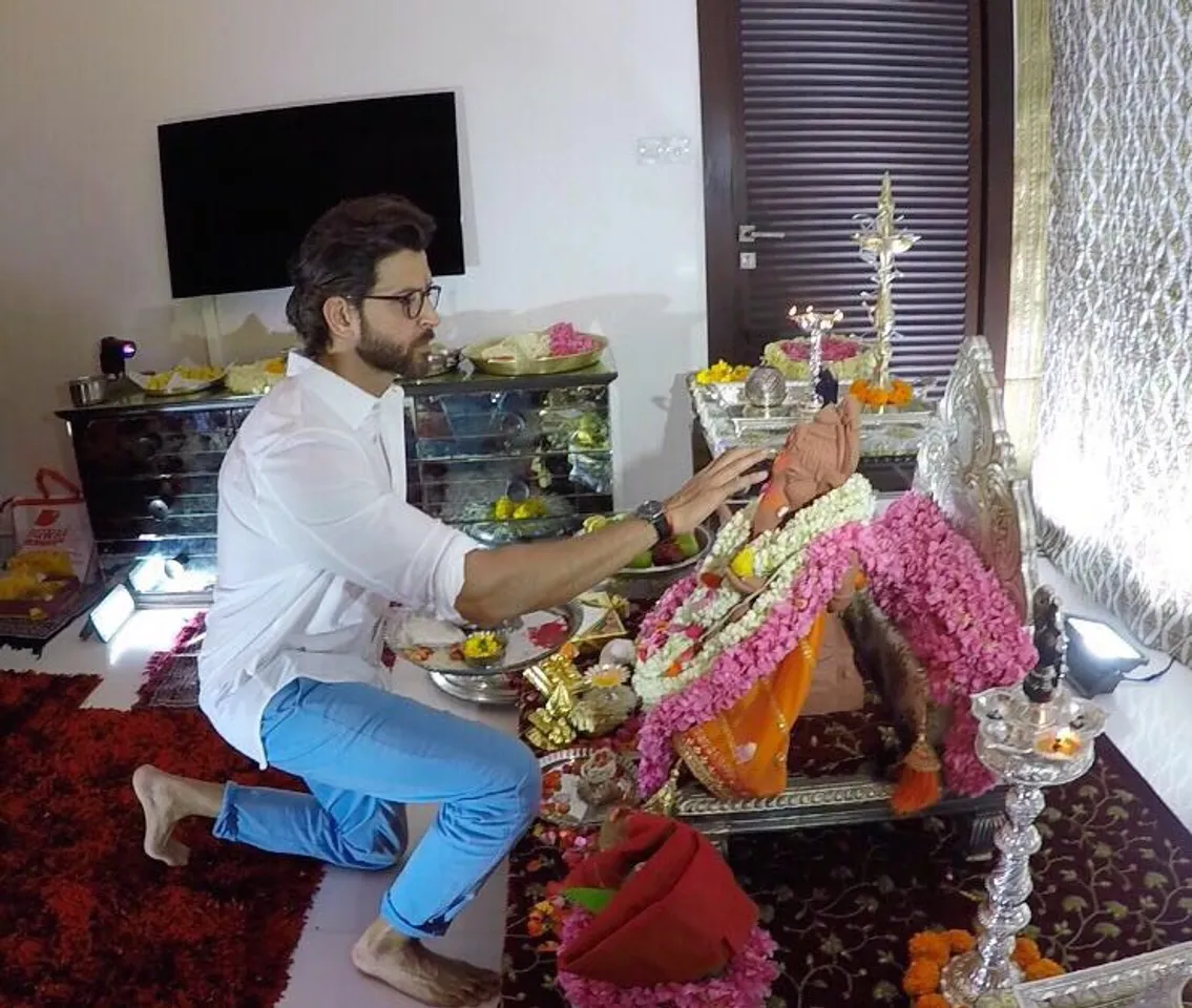 Hritik Roshan welcomes Bappa at his home