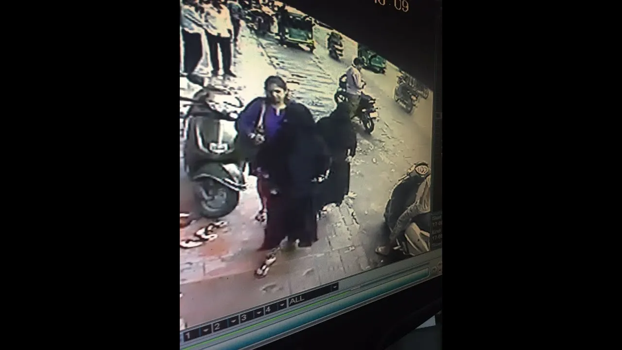 3 Burqa clad women stole gold sets, jewellers in delima