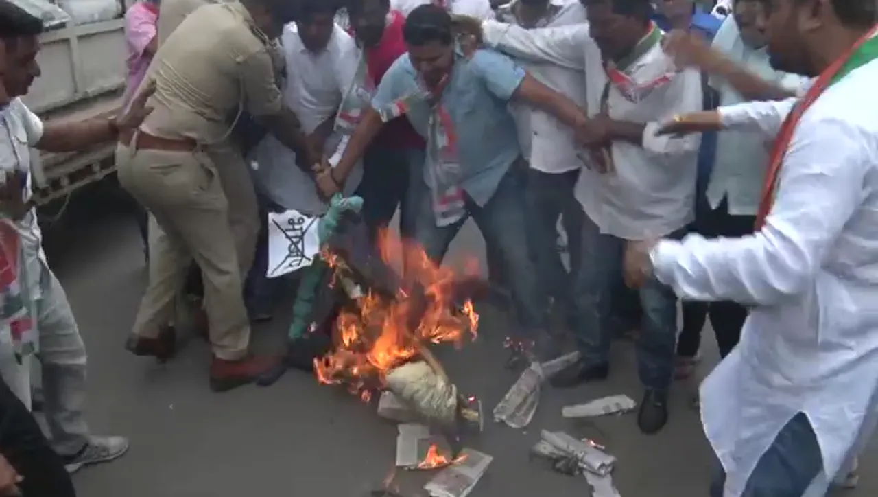 Congress burned effigy of Amit Shah in Vadodara