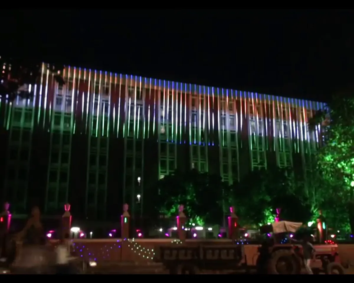 Government offices lighten up for 15th August
