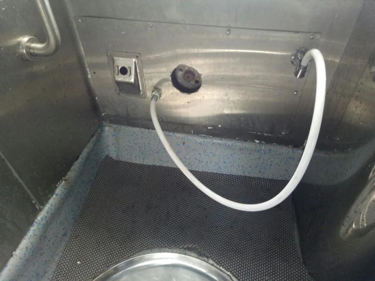 Taps missing from Varanasi Vadodara Mahamana Express