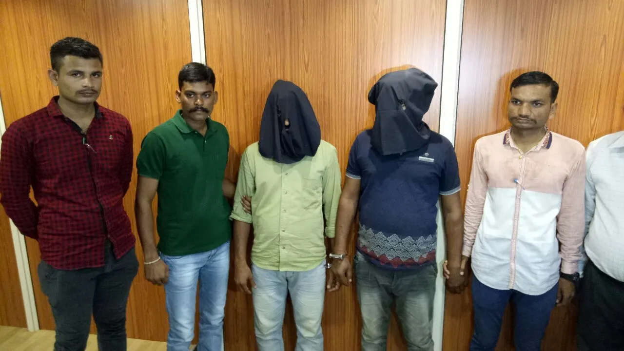 Dummy police arrested for loot