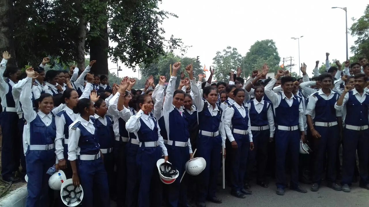 Traffic brigade jawans on indefinate strike in Vadodara