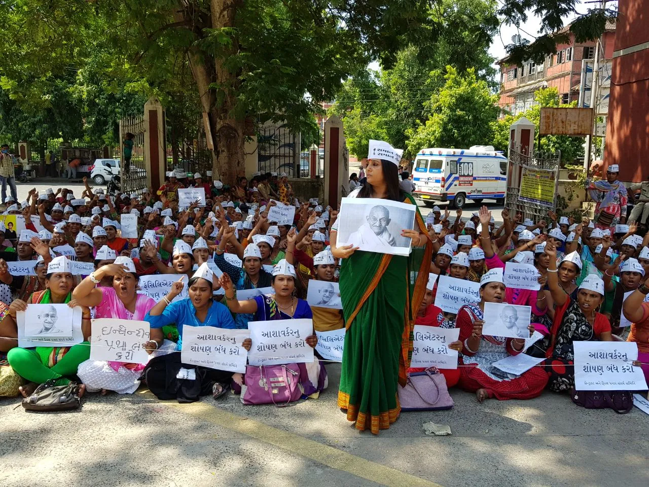 Asha workers on fast till death in Vadodara