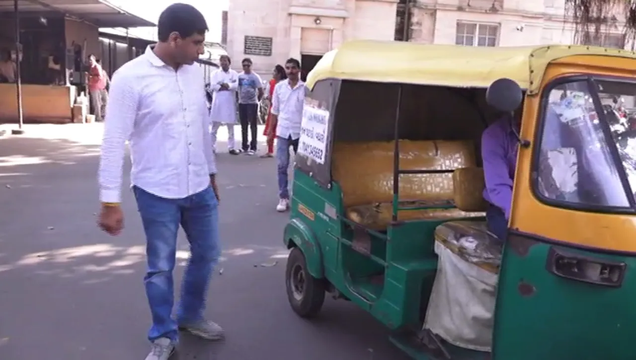 Mayor and opposition leader deposit their official vehicles