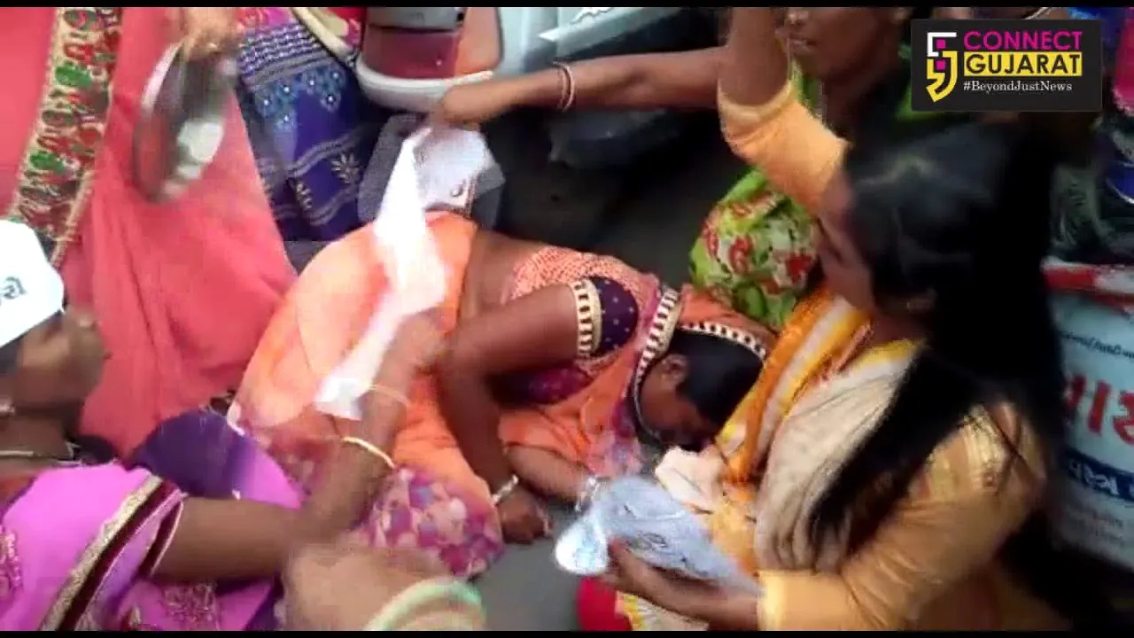 Asha workers clashed with lady police officers in Vadodara