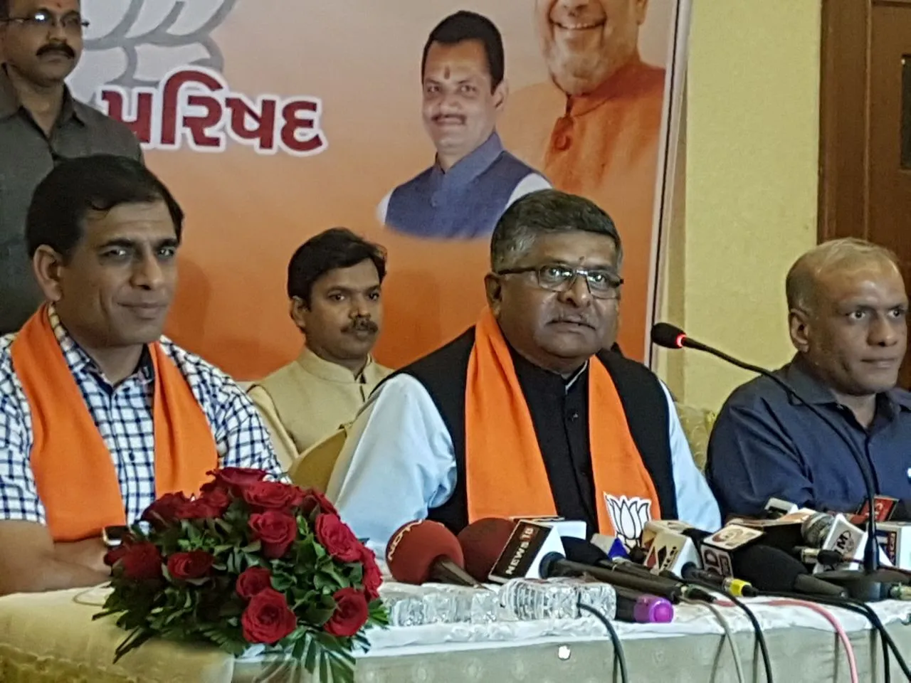 Only Gandhi Nehru family run the country not the son of Chaiwala : Ravi Shankar Prasad