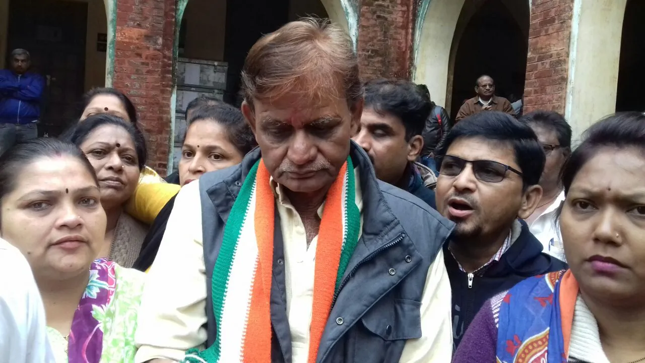 Congress members in Vadodara aggressively protest after 150 EVM's were sealed by the election officers in their absence