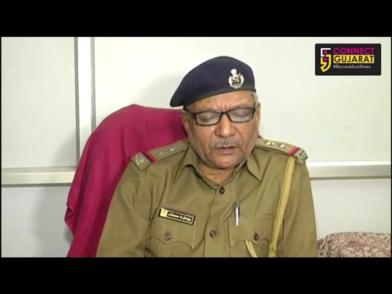 Conman robbed a NRI couple at Vadodara railway station