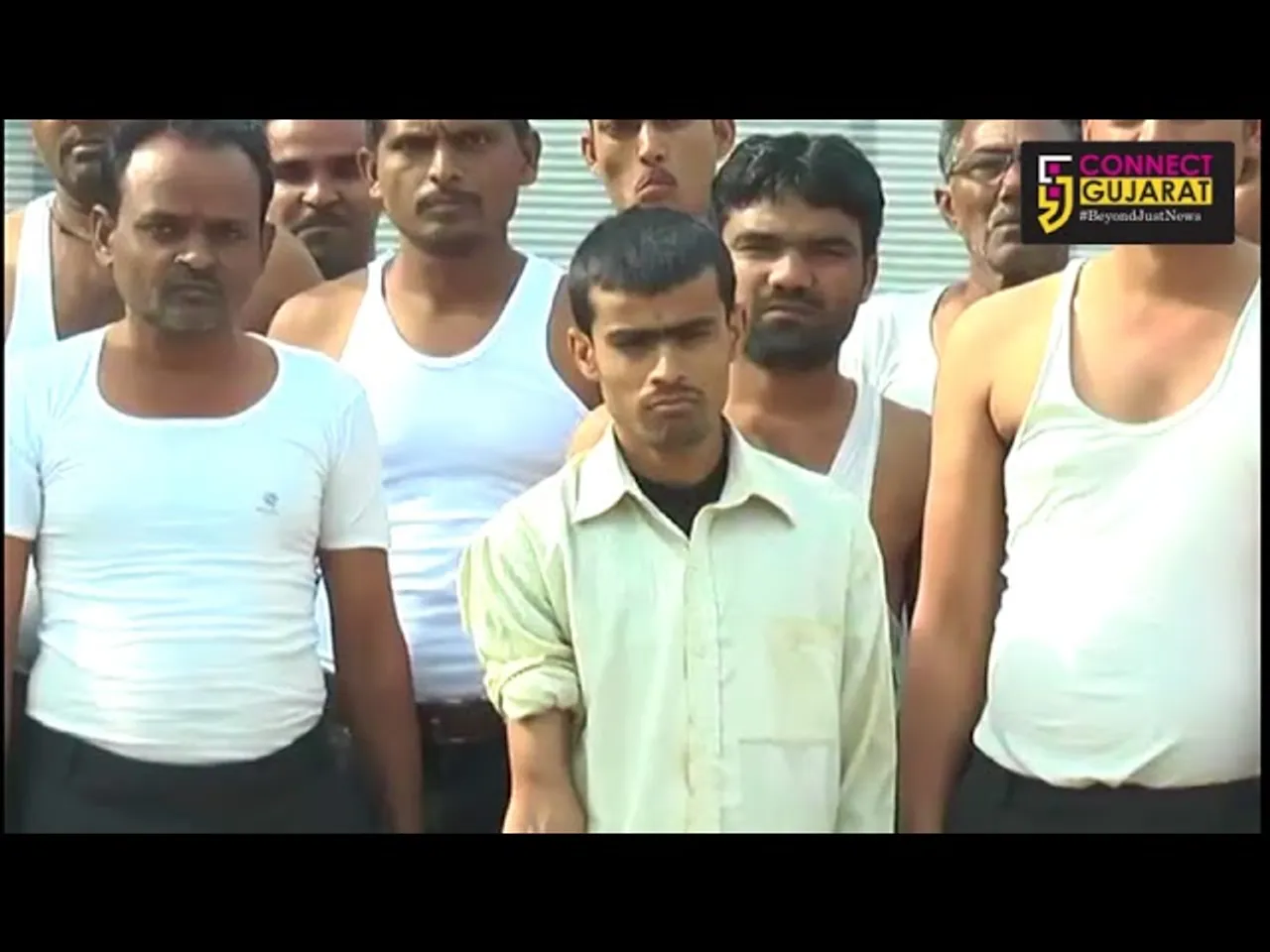 Employees agitate in seminude against the company in Vadodara