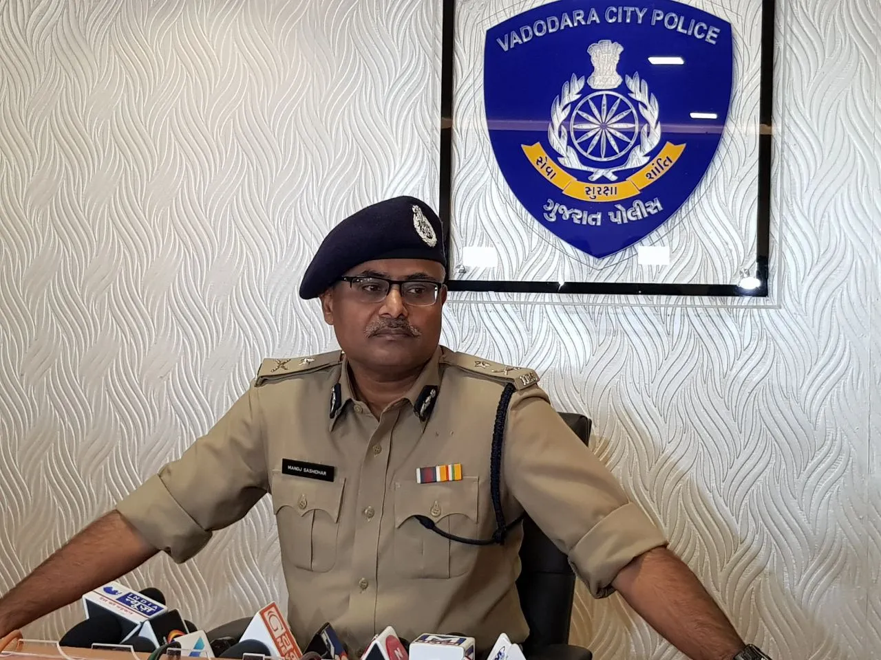 SOG Vadodara arrested a family involving in supplying drugs