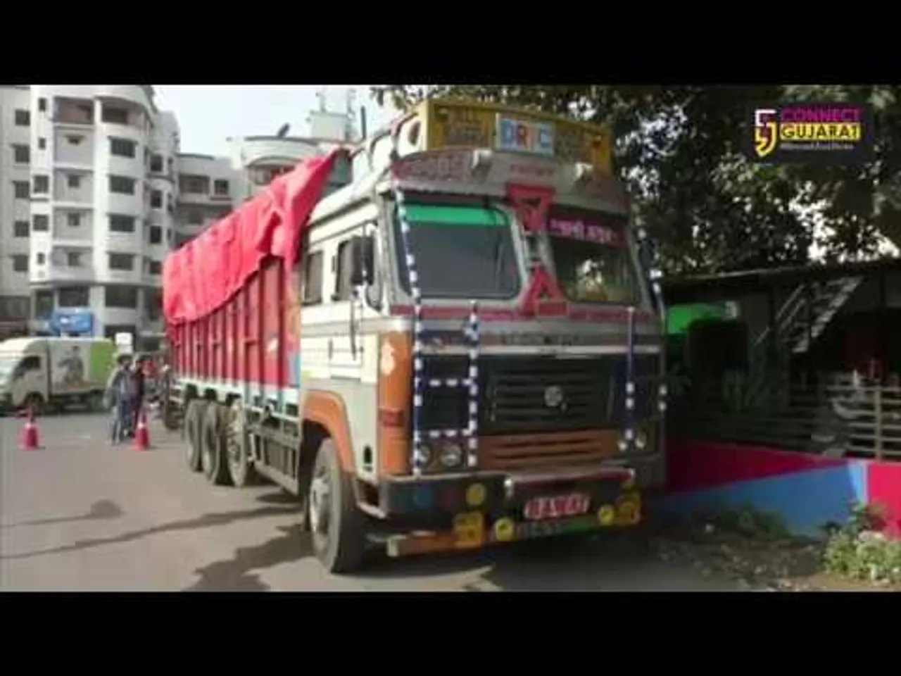Makarpura police caught liquor laden truck from NH 8