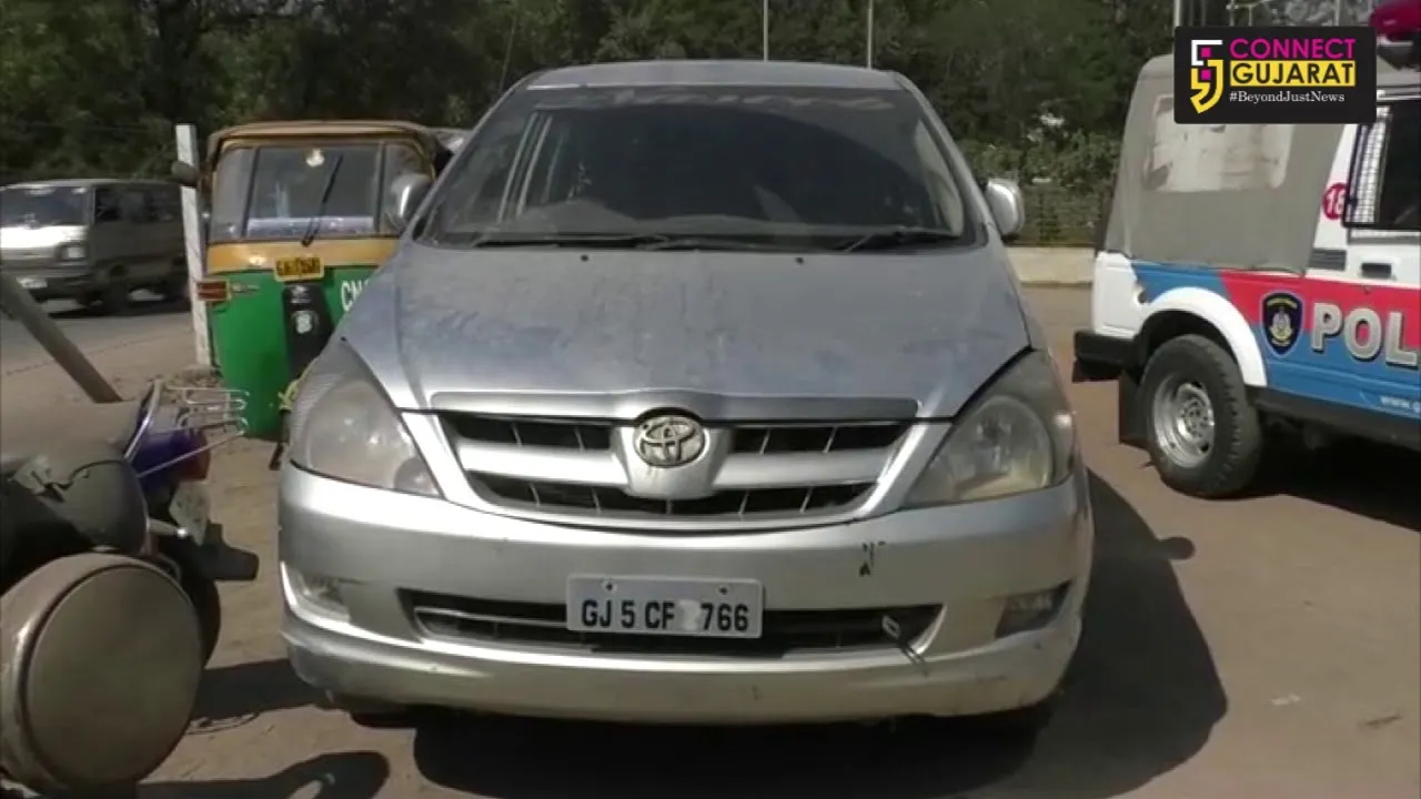 Police arrested a accused selling liquor inside the parking of a mall