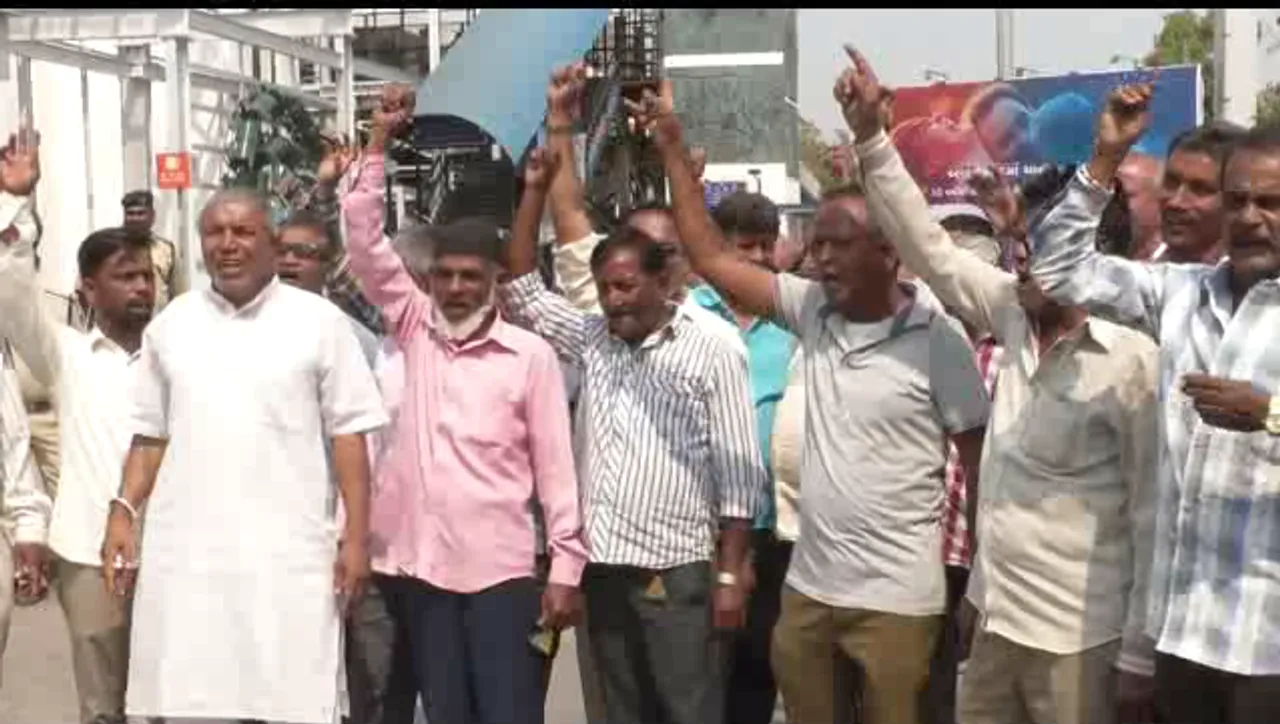 Auto and taxi drivers protest against parking charges at railway station