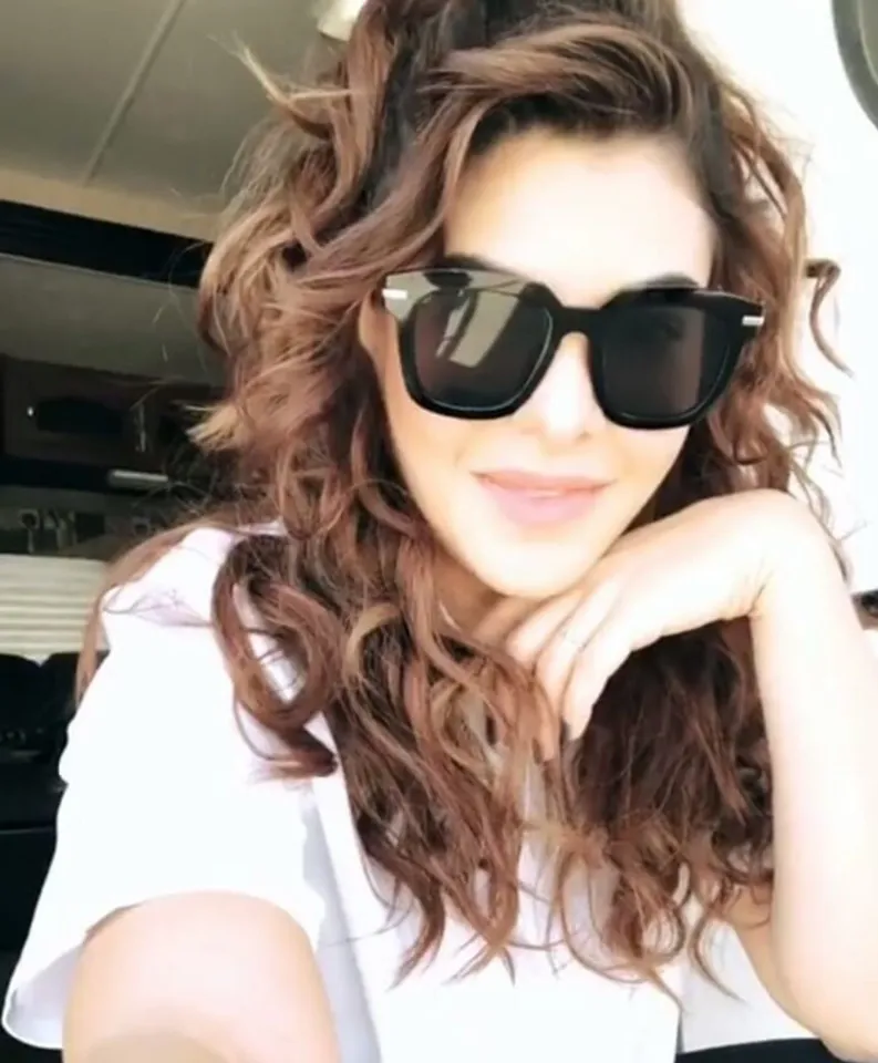New cute look of Jacqueline Fernandez