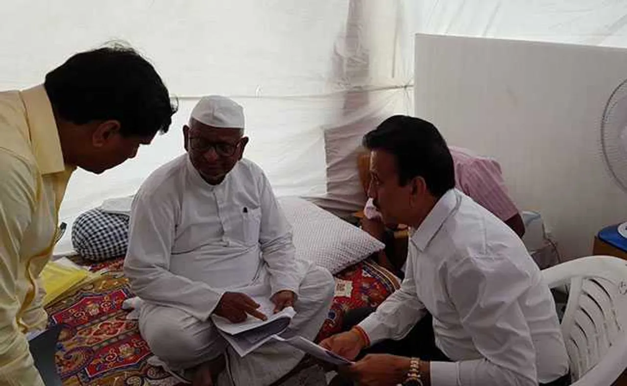 Anna Hazare's movement may end tomorrow, Maharashtra minister meets