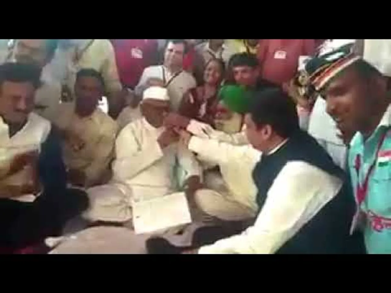 Anna Hazare's 7-day fast over, gave the center 6 months time