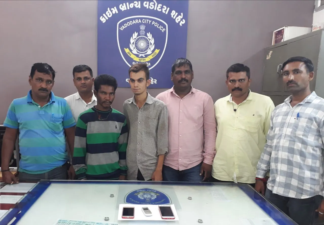 Vadodara Crime Branch arrested two for mobile theft