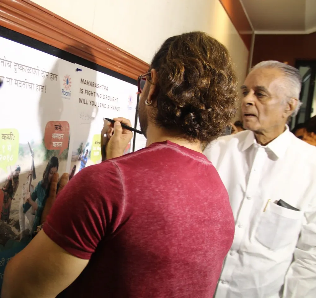 Aamir Khan visits College to pin up call to action poster of Paani Foundation