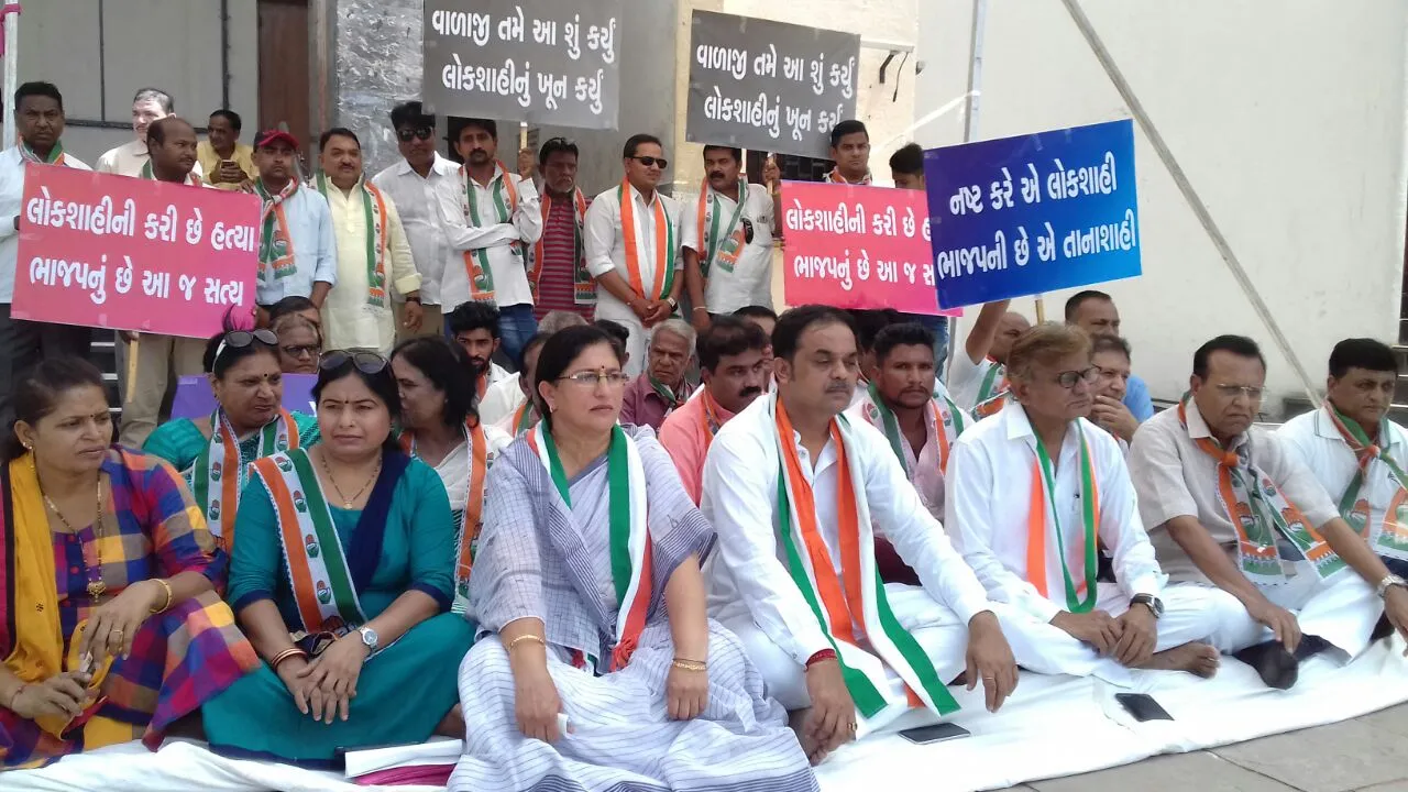 Vadodara Congress protest against the decision in Karnataka