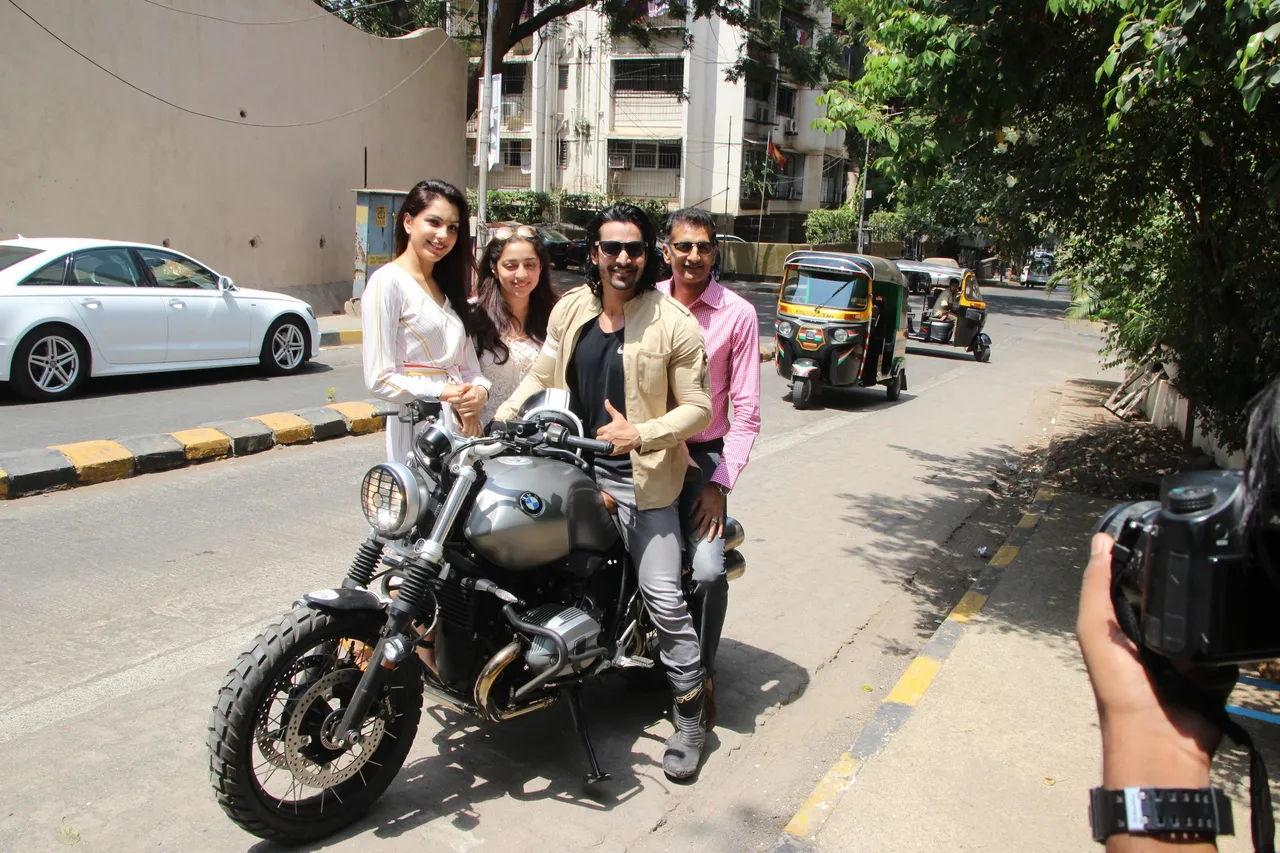 Paltan cast Arjun Rampal, Gurmeet Choudhary and others have a gala time over lunch in the city!