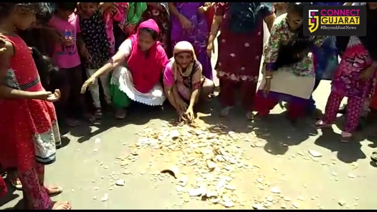 Vadodara residents disrupted traffic in protest against water shortage