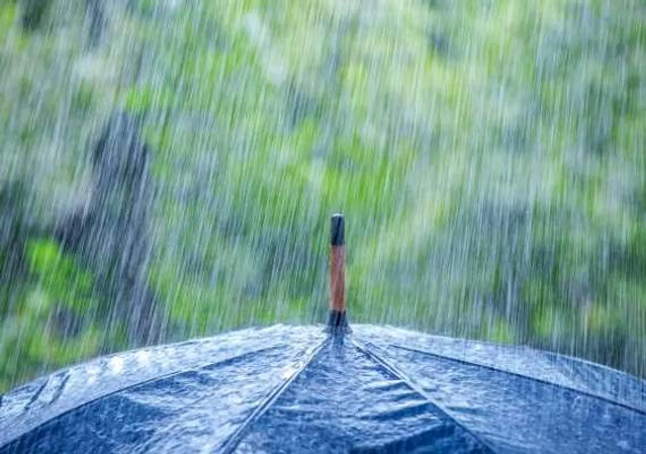Heavy rains lash Lucknow, brings down mercury