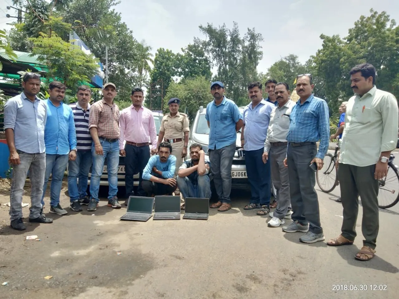 Vadodara police busted a gang involved in selling vehicles hired them from travel companies