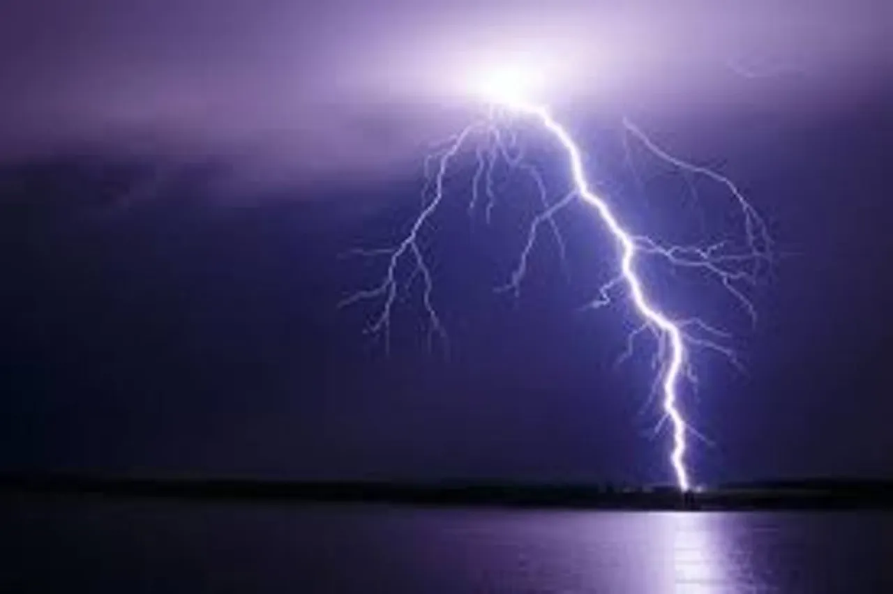 Man killed while trying to take photo of lightning on mobile