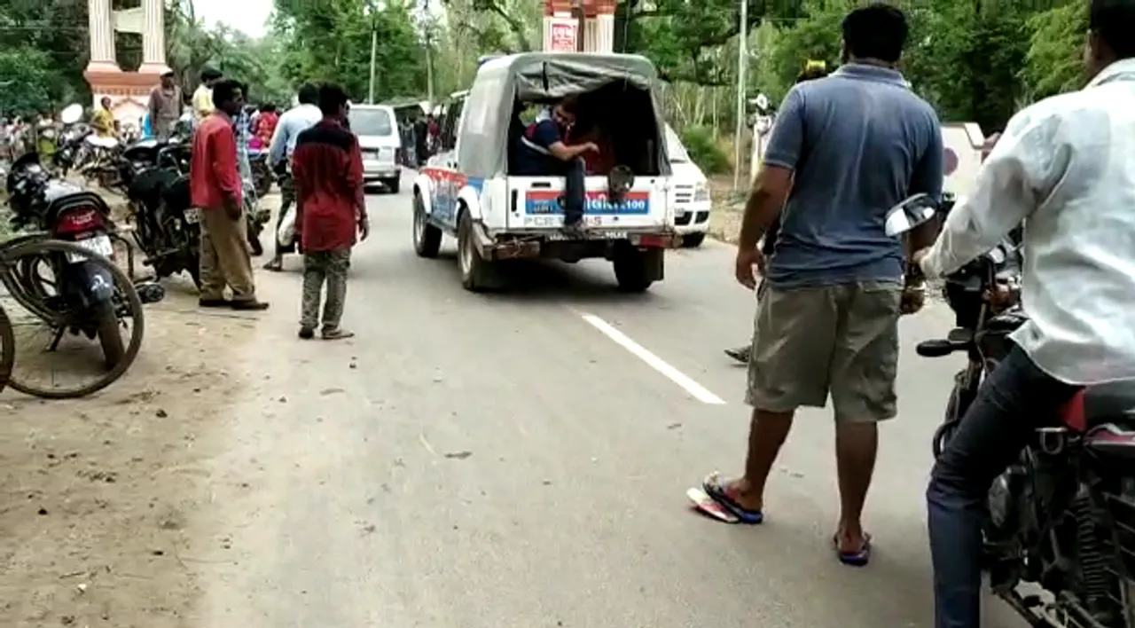 Two women caught in Karkhadi village Padra on suspicion as child lifters
