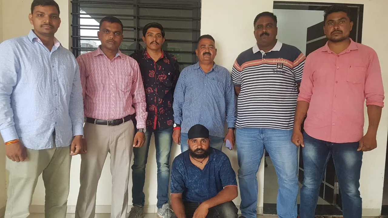 Vadodara SOG arrested a wanted Sikligar gang member