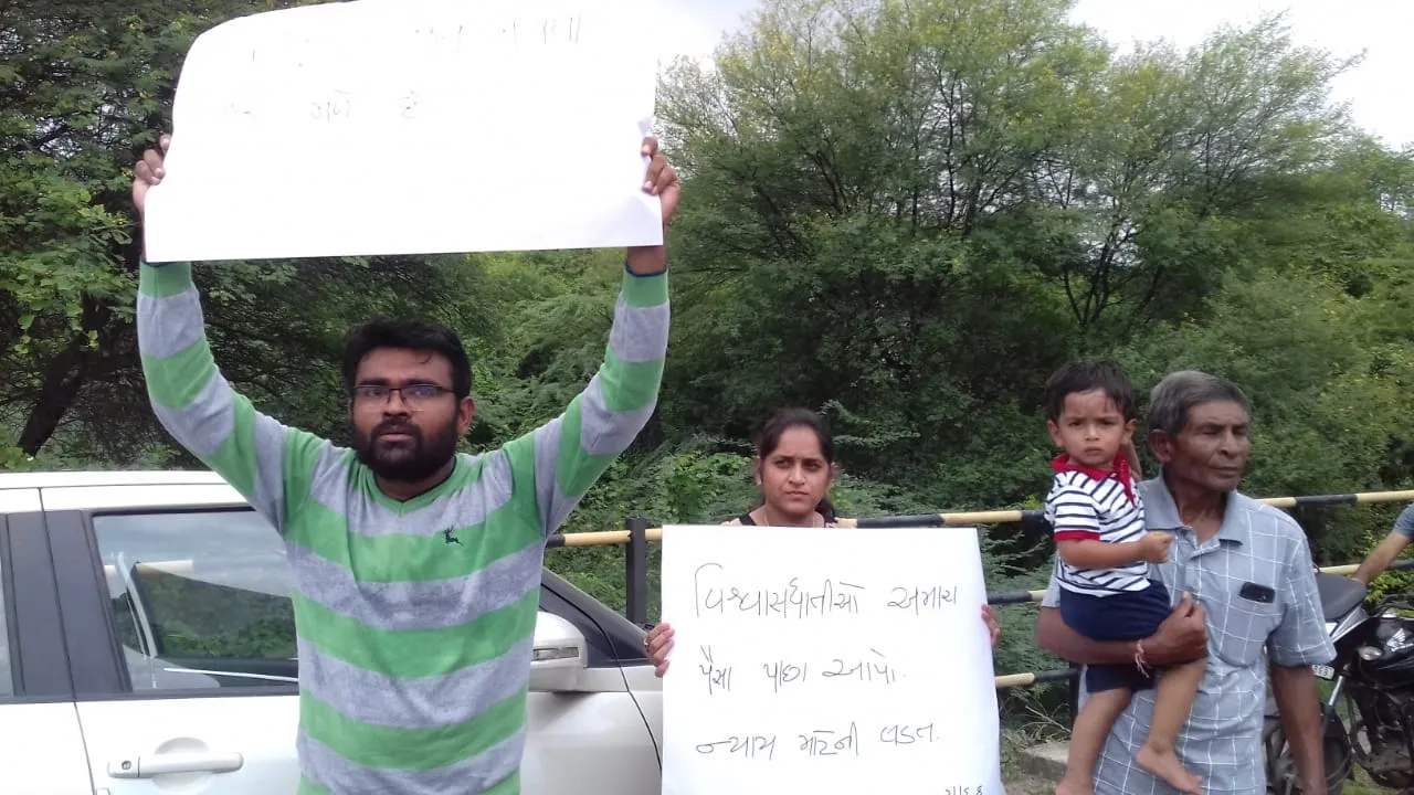 Family demand money back from popular builder group in Vadodara