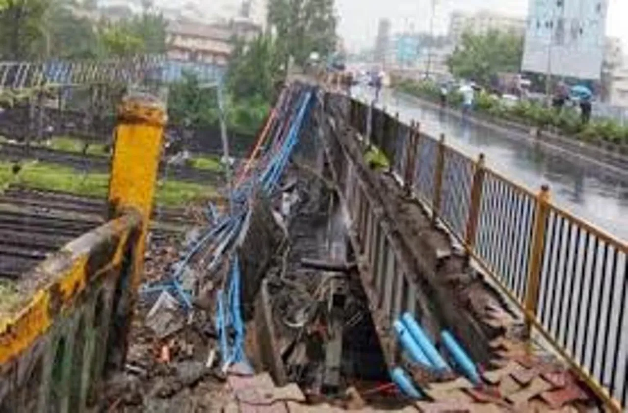 Rail traffic badly affected after BMC's Road Over Bridge collapsed on rly tracks near Andheri Station of Western Rly