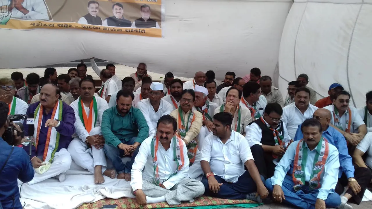Vadodara Congress sit on one day token strike