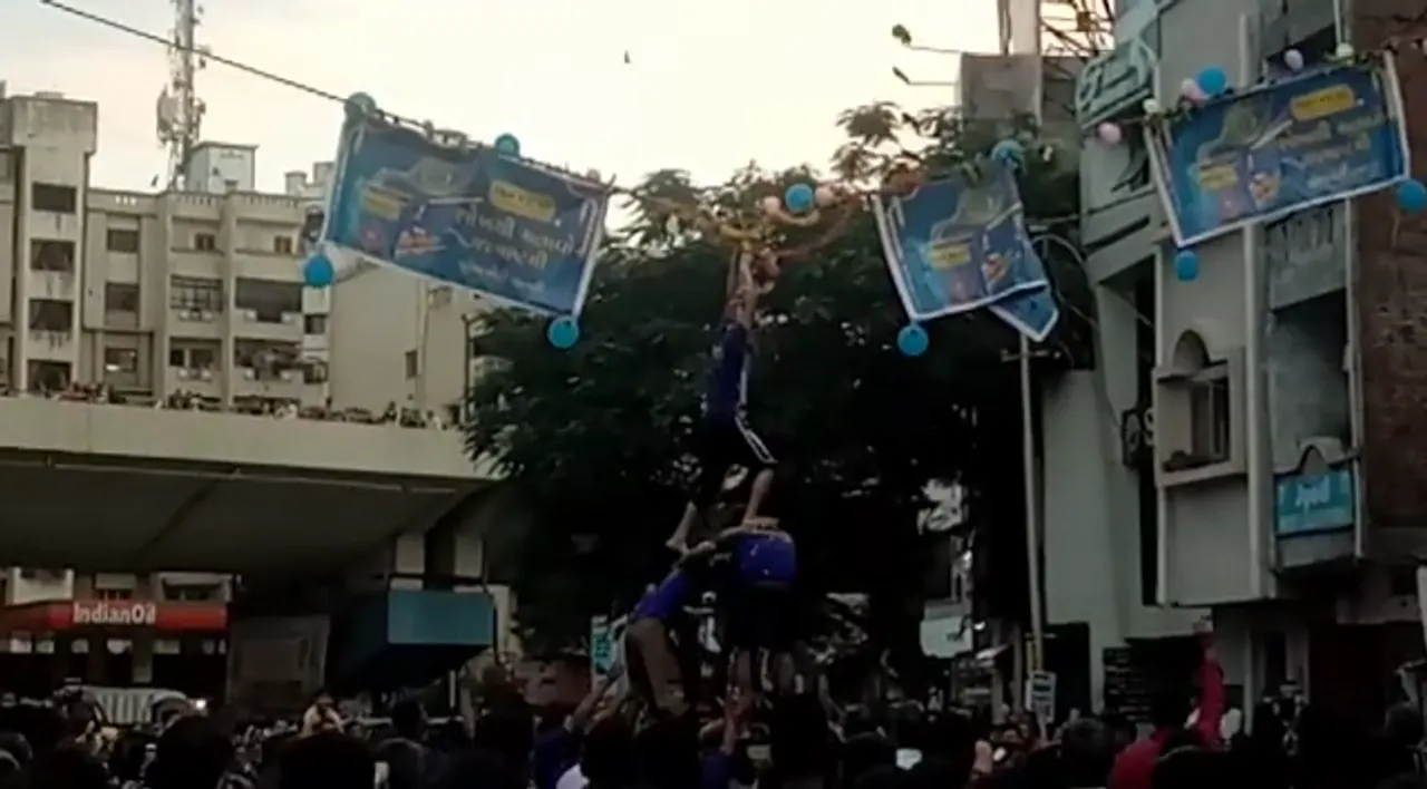 Fatehgunj Main Road Yuvak Mandal celebrate Matki Fod
