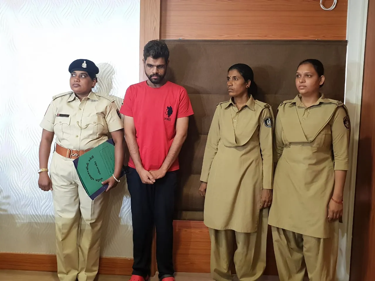 Vadodara crime branch arrested one for threatening a lady