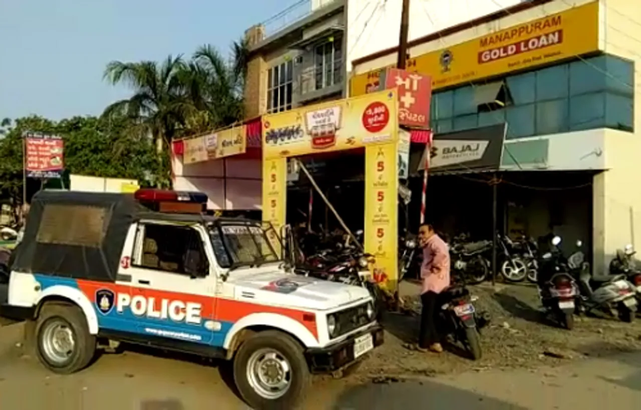 Four unknown persons attempt robbery inside the Mannapuram Gold office at Ajwa road in Vadodara