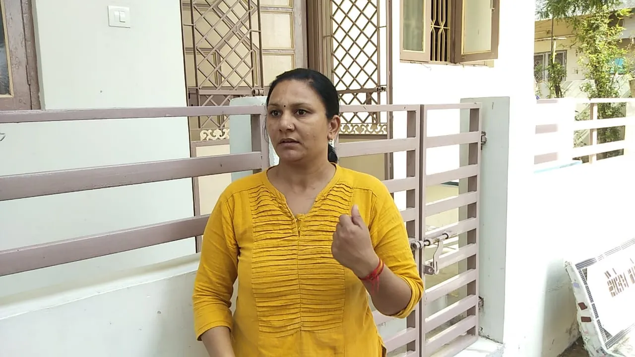 Two bike borne youths snatched gold chain from woman in Vadodara