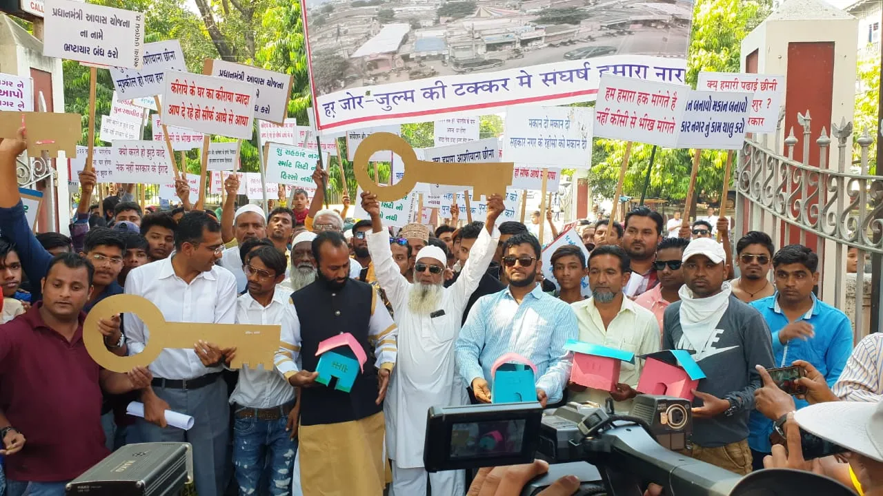 Residents of Sahkar Nagar gives replica of house and key to the collector