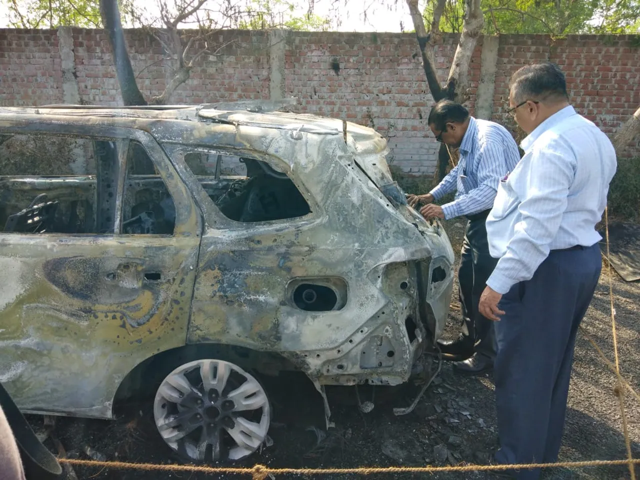 FSL teams took samples of the SUV burnt under mysterious circumstances in Vadodara