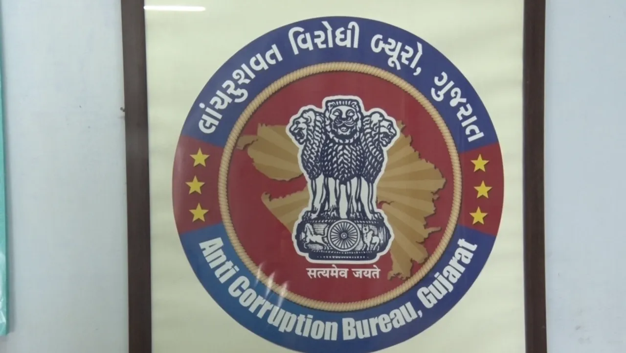 Vadodara ACB caught class one GPCB officer from Surat with bribe money
