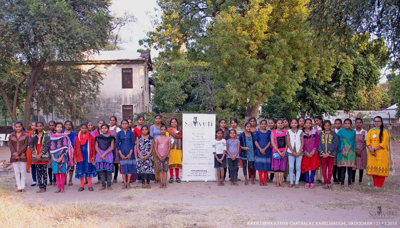 SahityaMitra Chaiti Vinod Salunke shared the poem in a story form ‘Chalo Maniye Kasumbi No Rang’ by Jhaverchand Meghani