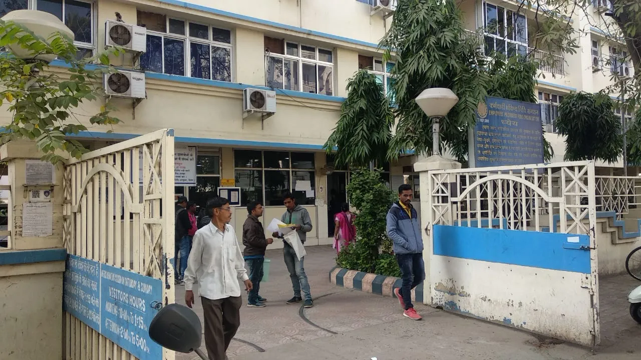 Enforcement Officer of Vadodara PF Office caught red handed by CBI