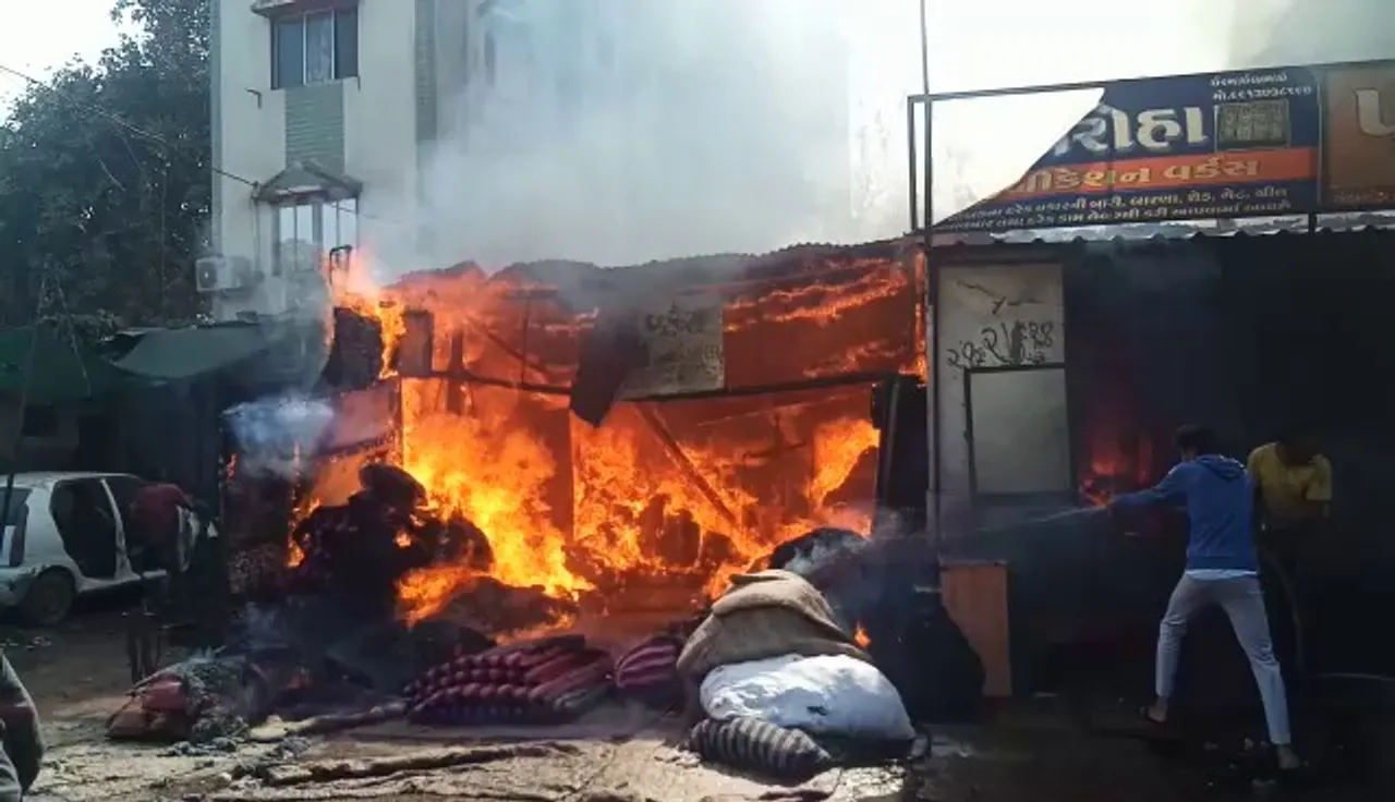 Major fire inside mattress godown in Vadodara