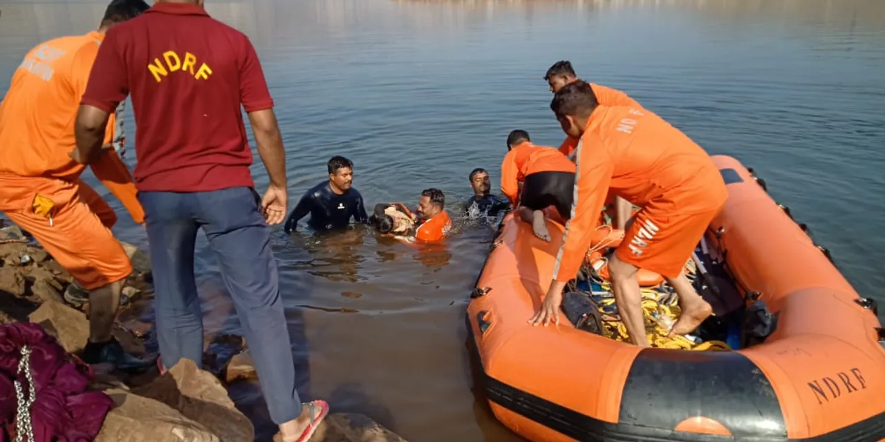 Two teams of 6 NDRF engaged in rescue work at Nandurbar