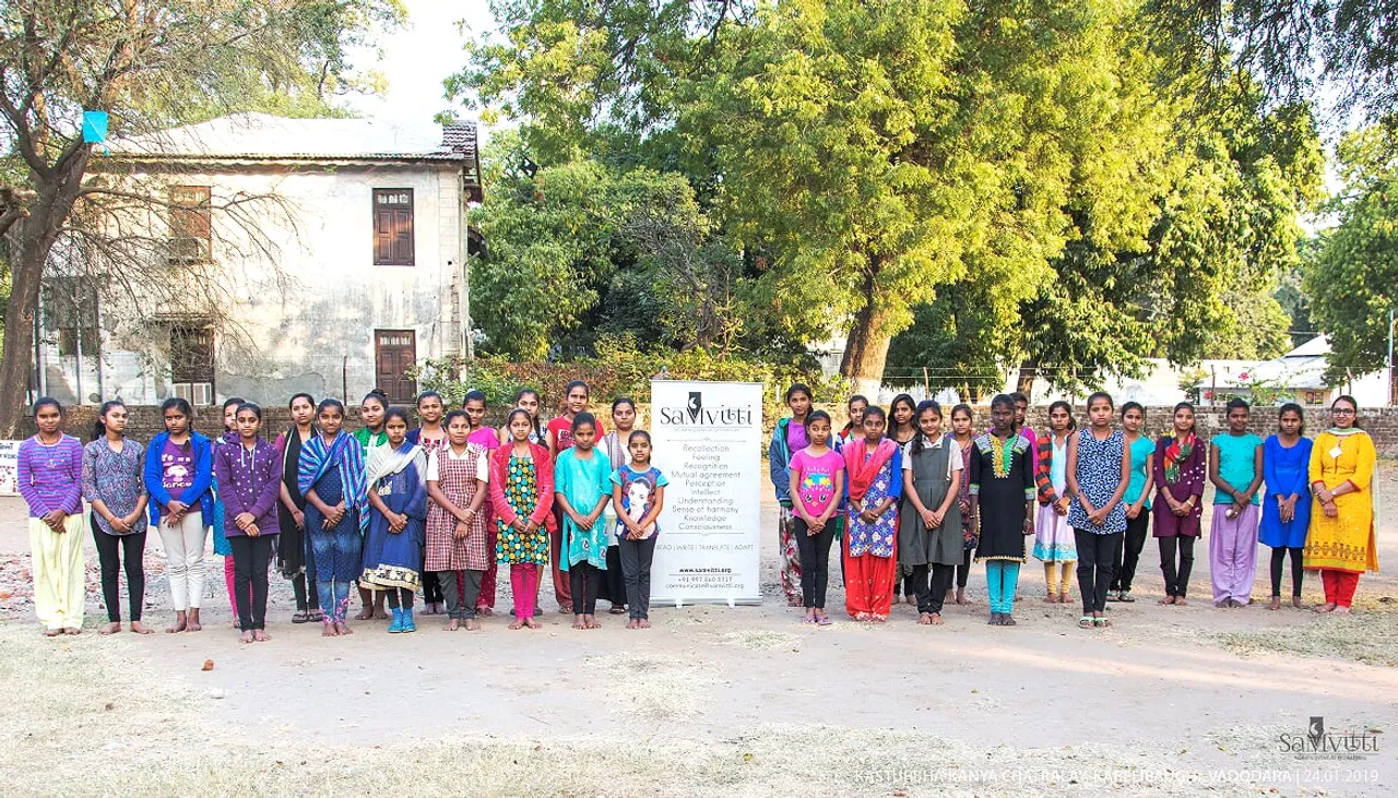 SahityaMitra Chaiti Vinod Salunke shared a biographical story of 'poems of Meera Bai'