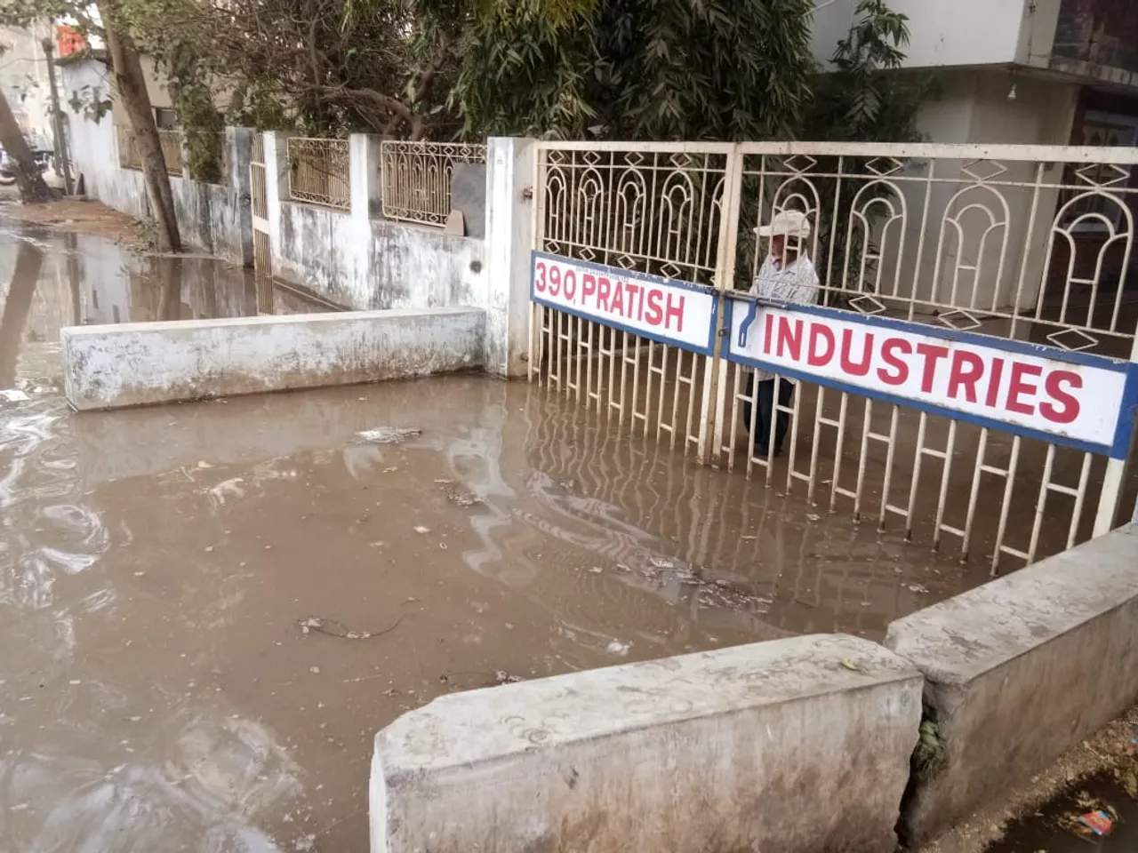 Thousand litres of water wasted in Vadodara