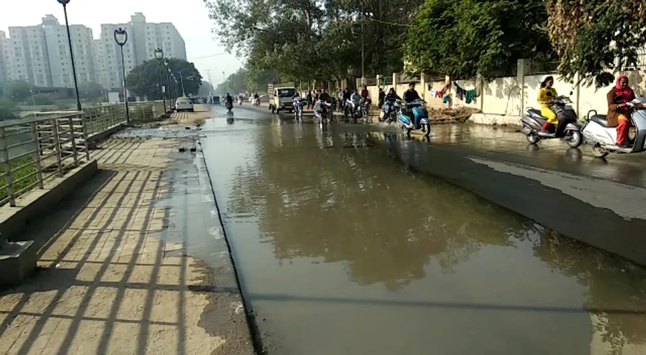 Thousand litres of water wasted due to leakage in water pipeline near Gotri water tank